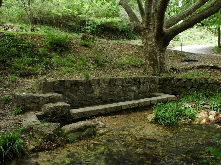 Lavoir au centre du village du Rouret